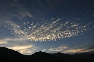 望天际云卷云舒头条号,云卷云舒，探寻自然之美