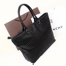 华伦天奴包包明星同款,时尚界的璀璨明珠