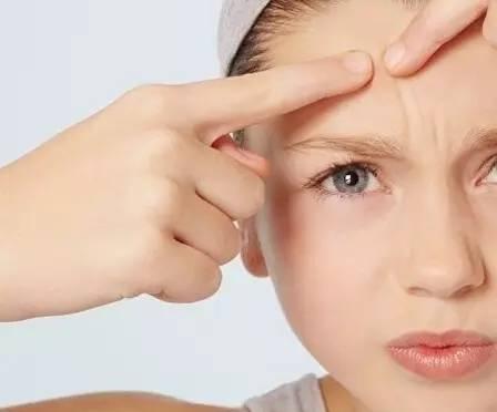 吃瓜嘴边起痘痘,吃瓜嘴边痘痘成因揭秘