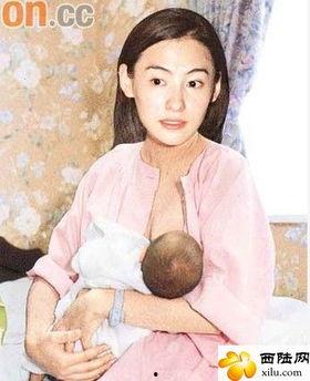 女明星喂母乳图片,女明星温馨哺乳瞬间
